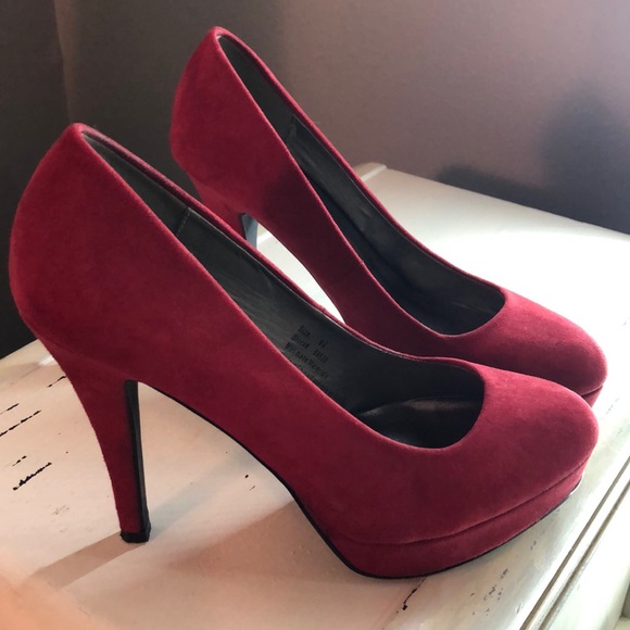 Red pumps - Picture 2 of 3